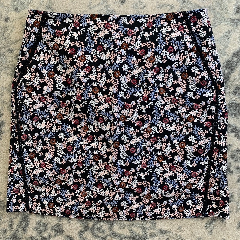 Loft floral skirt with pockets !